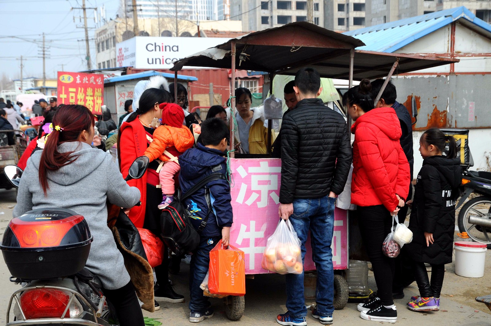 集市上 大妈"掐点"卖小吃 6元一份 生意红火 半小时出售数十份|集市