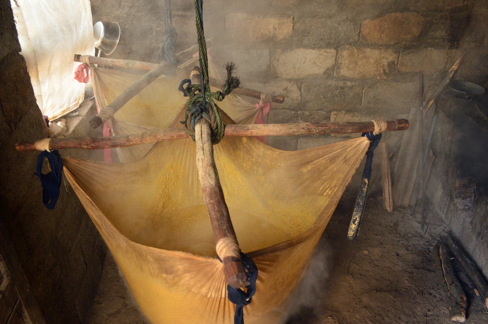 大叔古法熬制麦芽糖 默默坚守30年