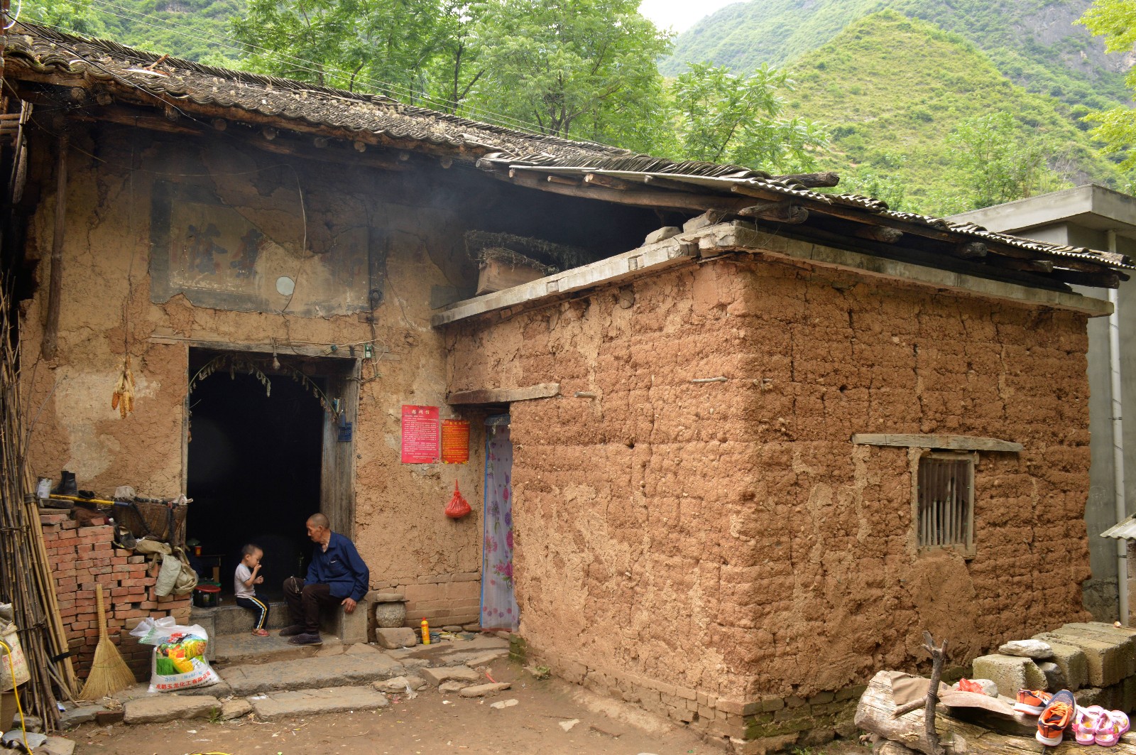 90后女孩远嫁山区撑起8口之家 6年未回家