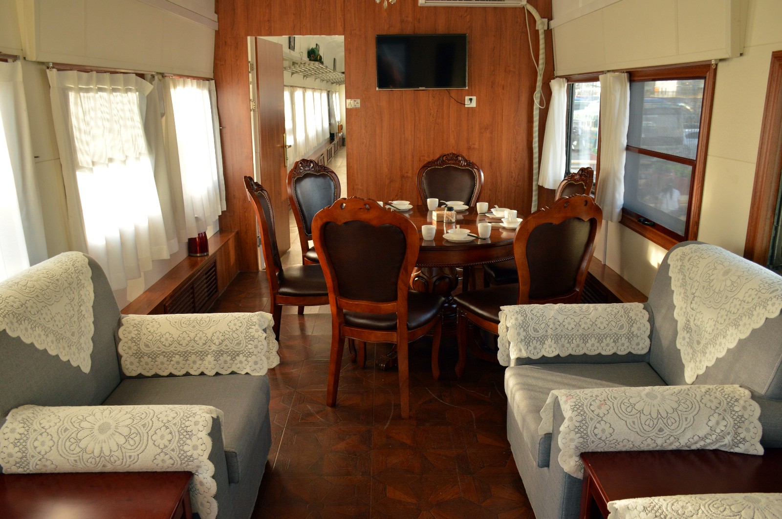 男子花260万元 将绿皮火车改造成餐厅_新浪看点