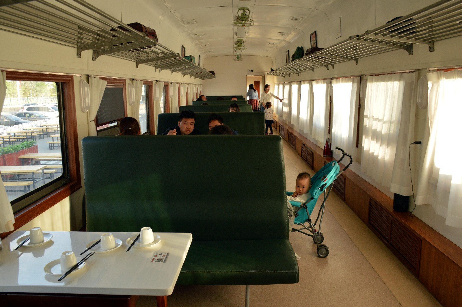 男子花260万元 将绿皮火车改造成餐厅_新浪看点
