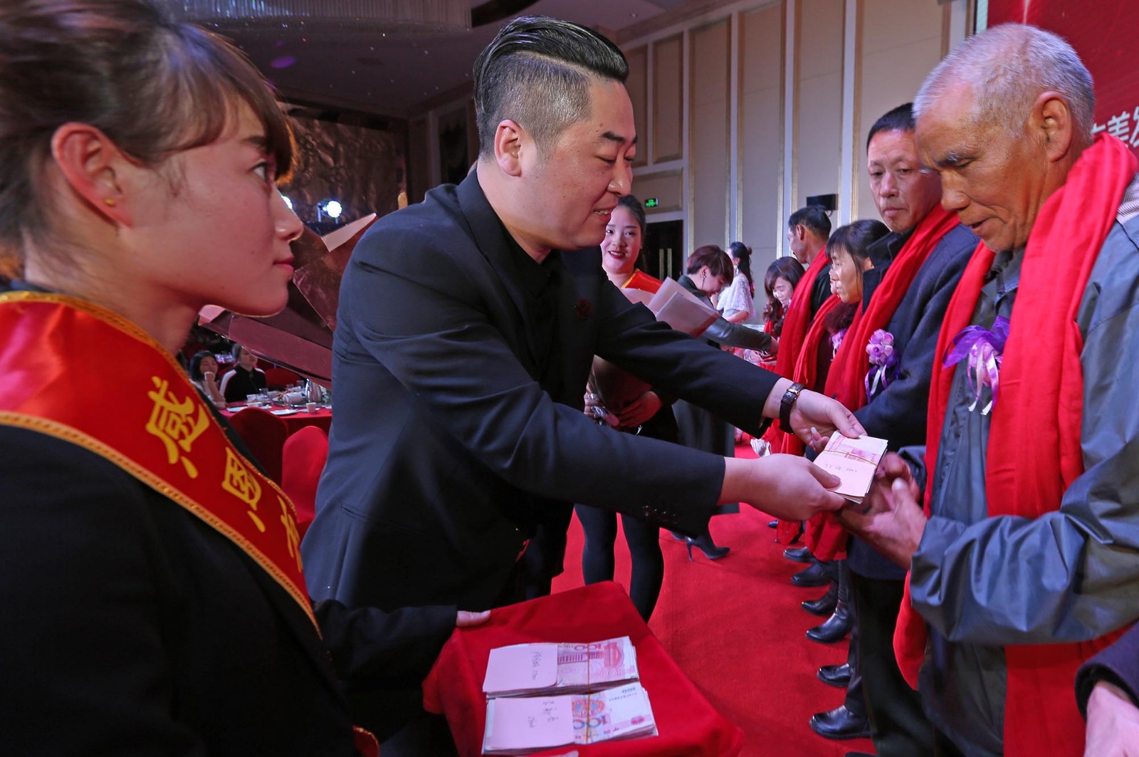 别人家的年会 老板给员工父母发万元奖金