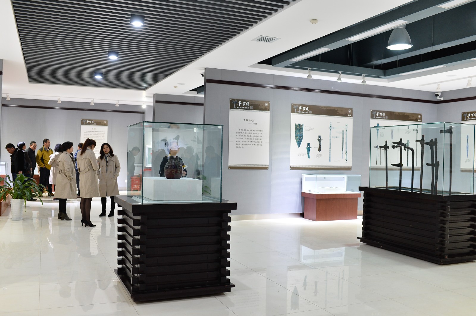 昆明羊甫头文物展展出精美木祖 象征生殖崇拜造型生动