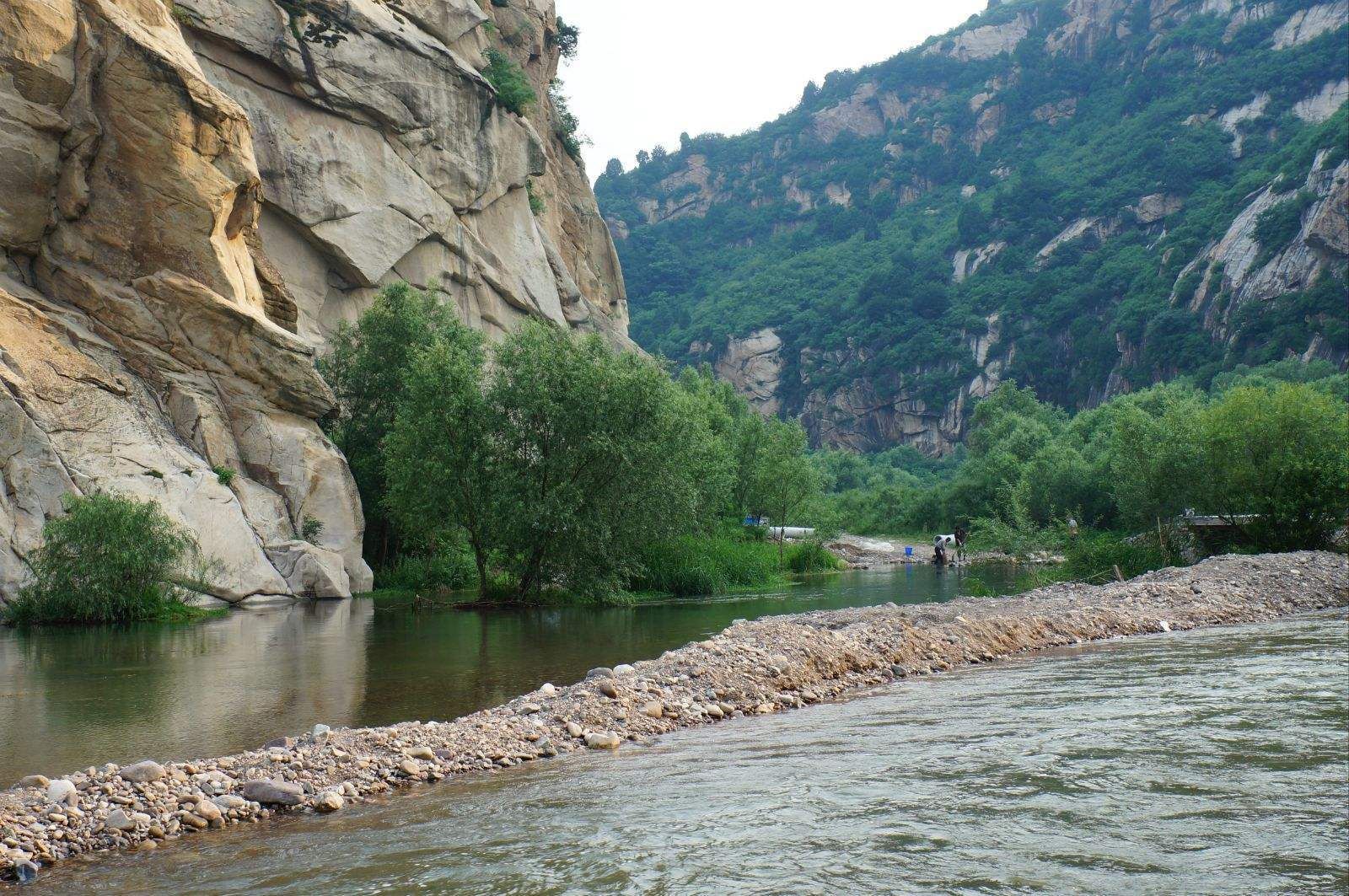 白河峡谷,水流曲曲弯弯,每转一山就是一景!