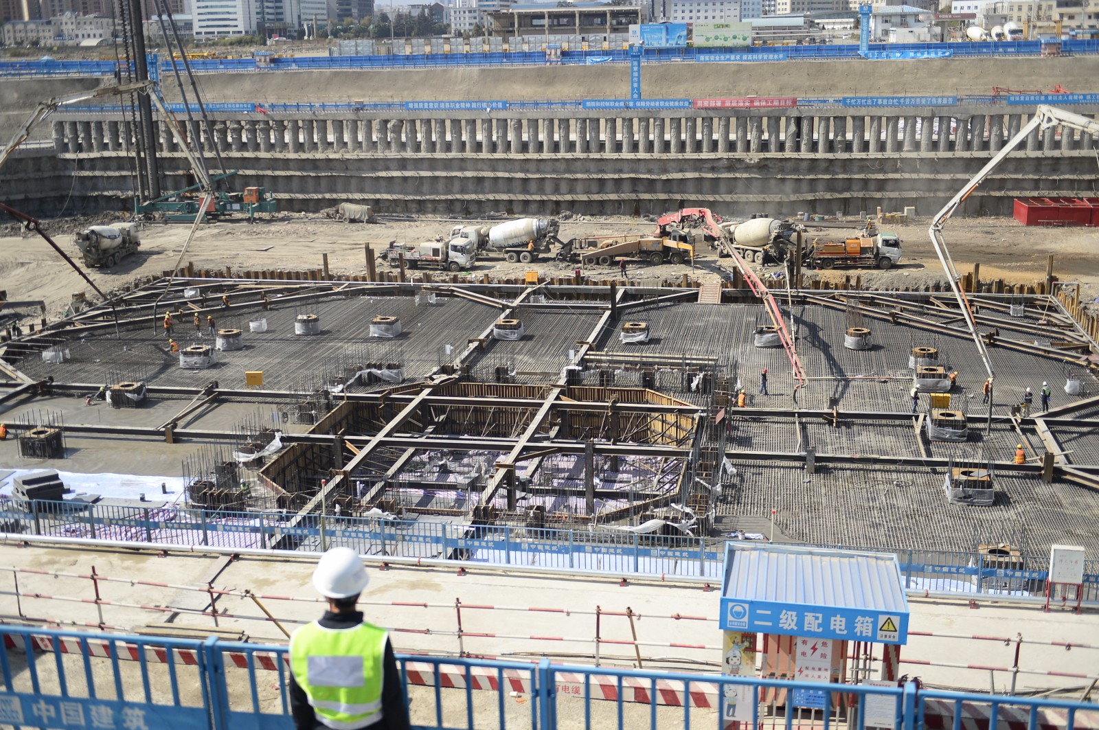 支架法现浇箱梁箱内顶板横向裂缝较多正常吗?