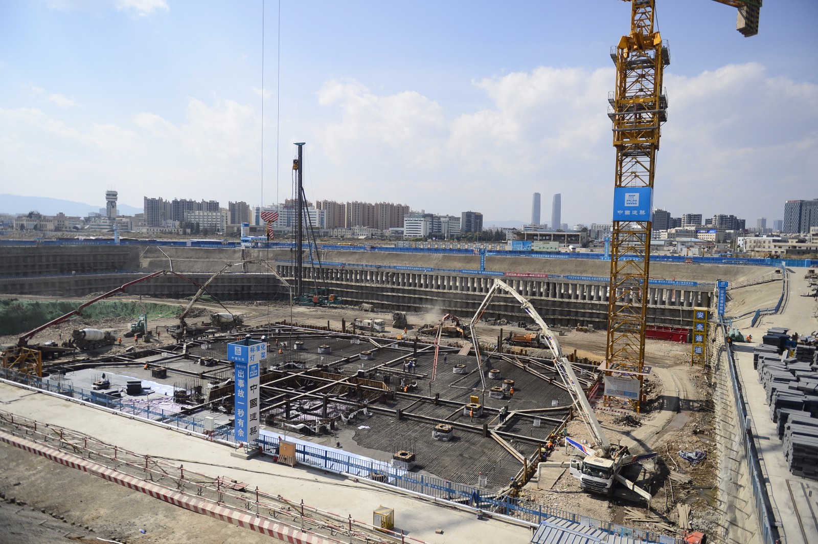 蔚蓝的晴空下,备受关注的巫家坝景成大厦项目现场如火如荼,经过96 个