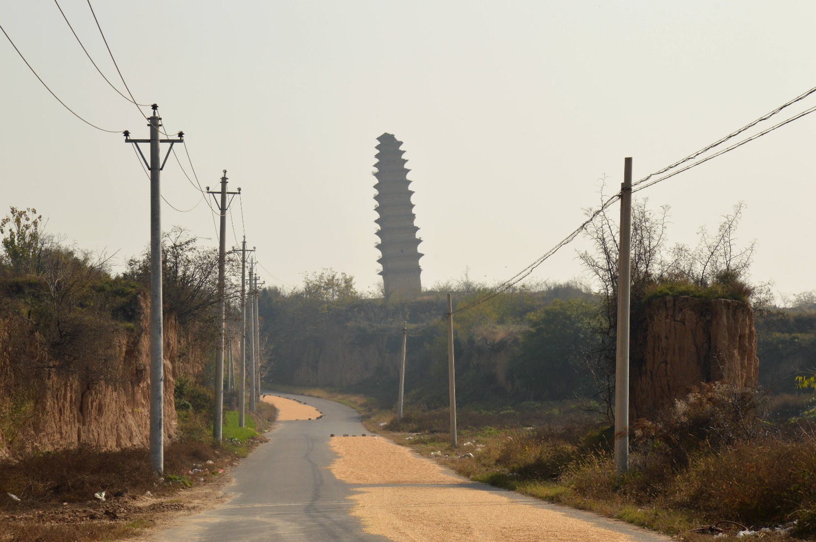 在合阳县城关镇杨家洼村,有座倾斜最严重的大象寺塔.