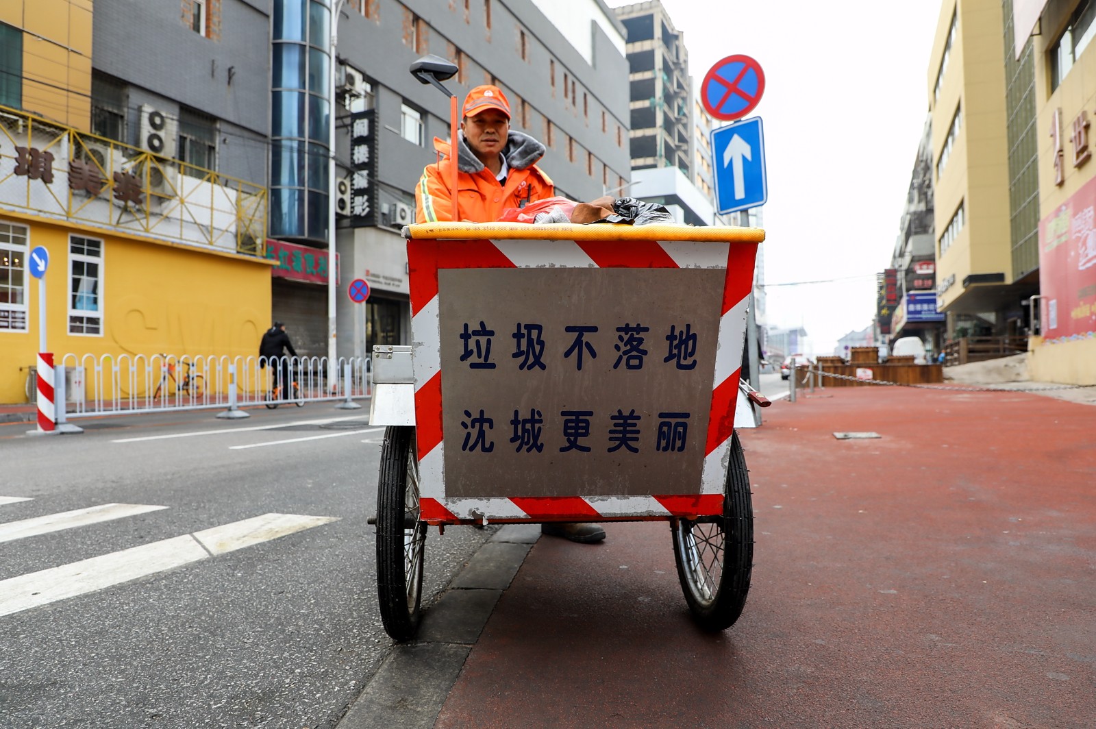 骑上垃圾车的沈阳环卫工,俨然一个个段子高手.