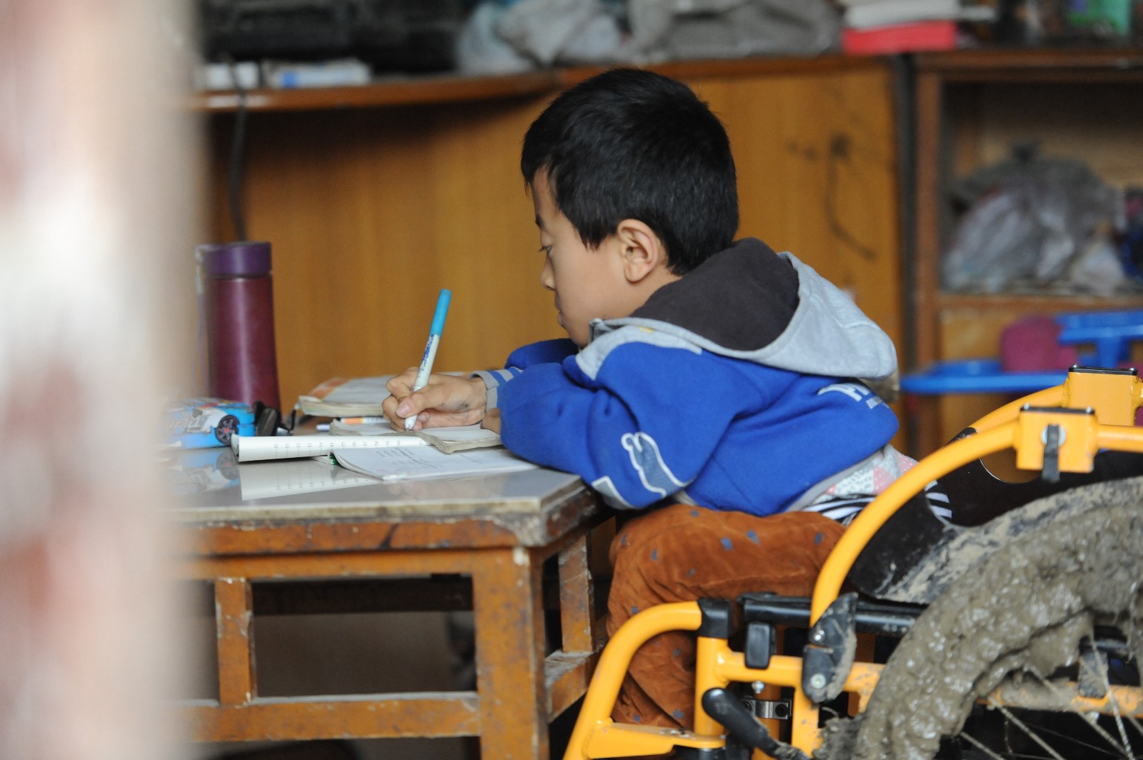 12岁"瓷娃娃"坐轮椅上课6年,58岁白发母亲陪读被认成奶奶