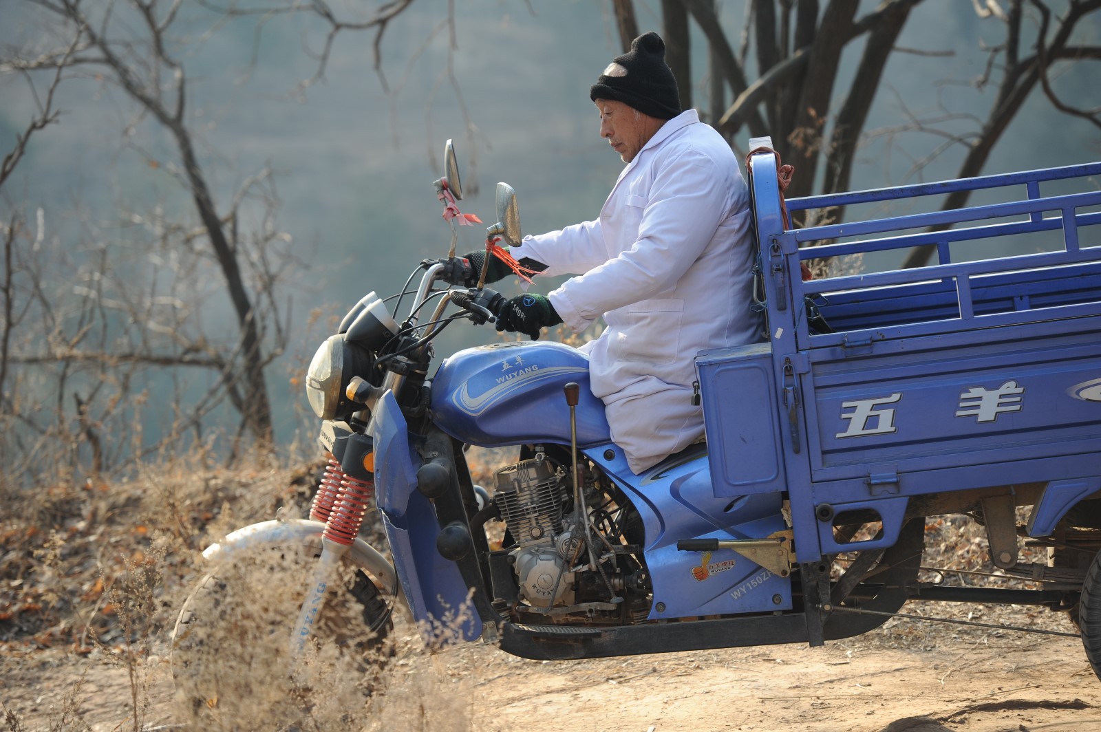1996年,李拴州买了一辆摩托三轮车,外出行医方便了很多