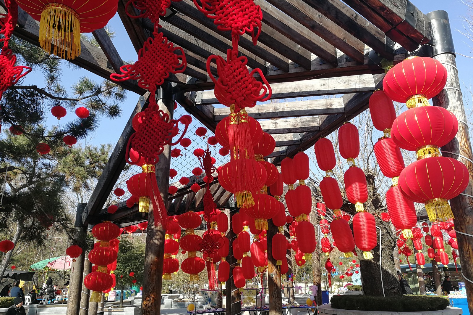 每年农历正月十五元宵节前后,老百姓家家户户都挂起红灯笼,以示庆贺