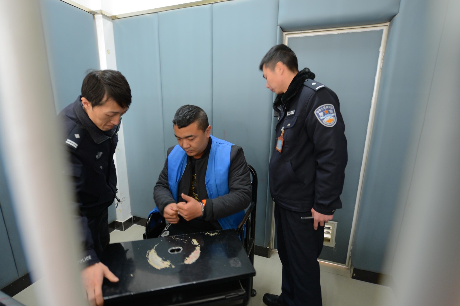 甘肃兰州两小伙省政府门口用跑车玩漂移被刑事拘留