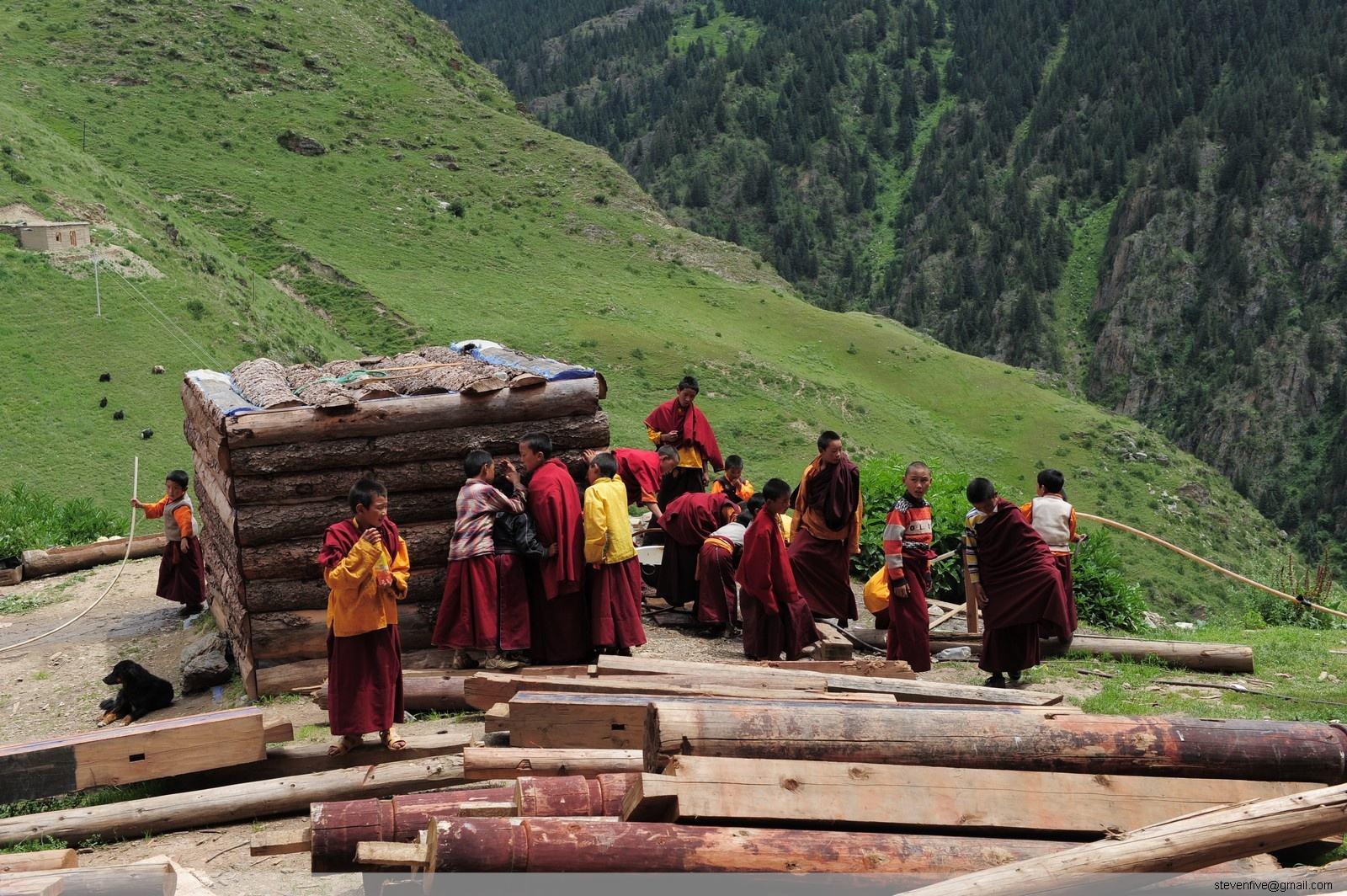 司徒·却吉迥乃创建佛学院以后,八邦寺不仅成为藏族大小五明学科传播