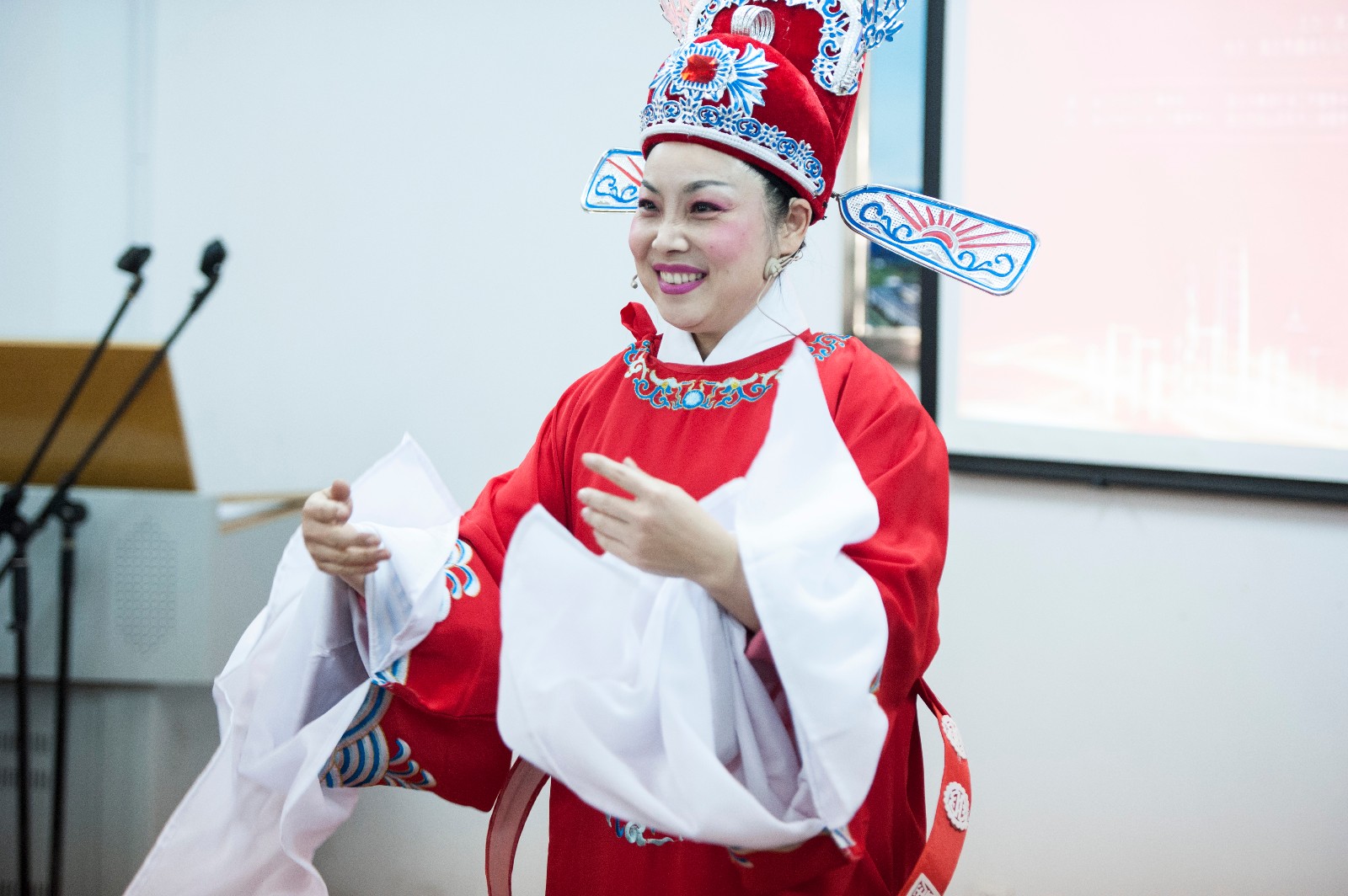自娱自乐演出:黄梅戏"女驸马选段-谁料皇榜中状元
