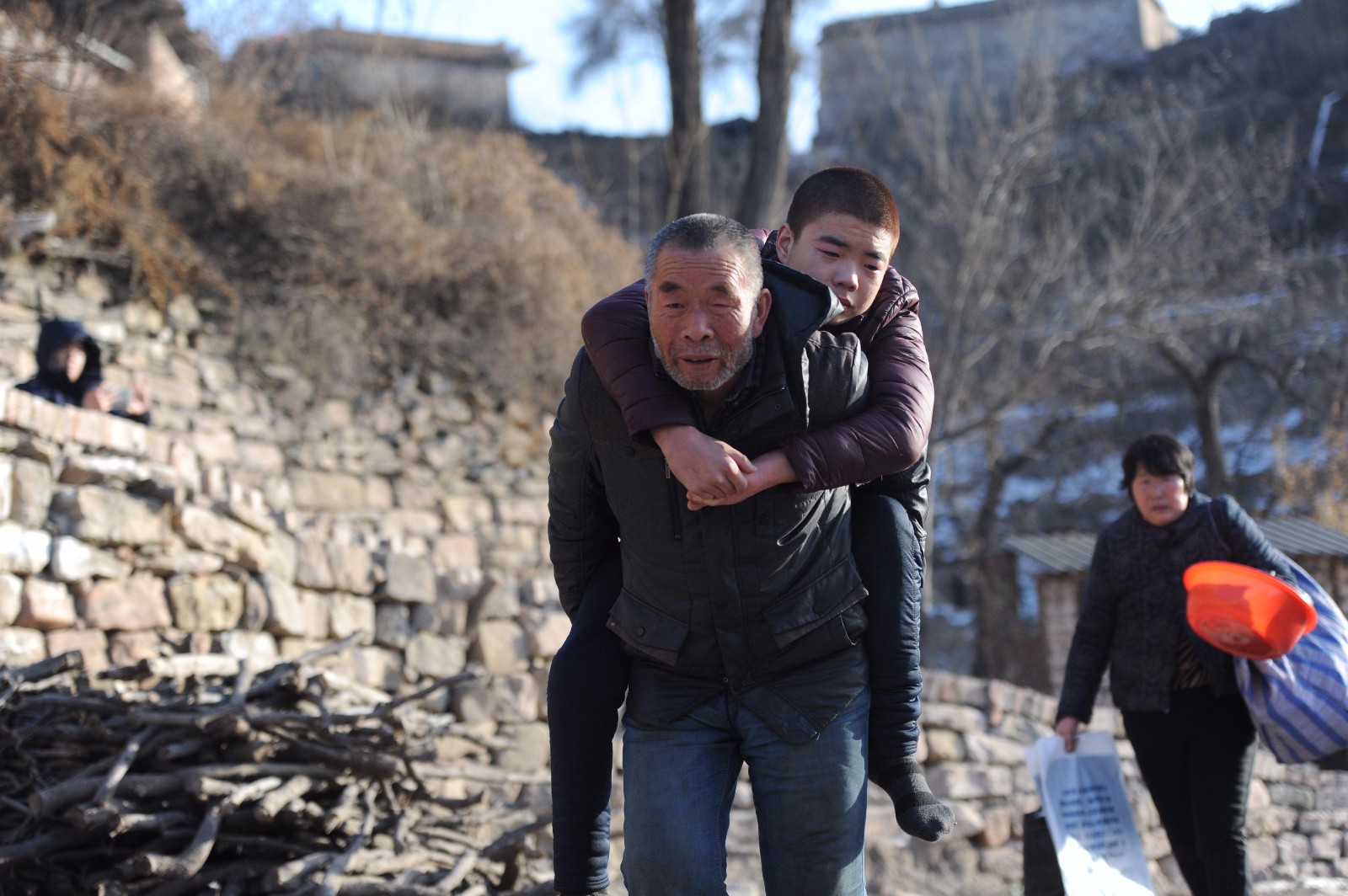 爷爷把病重孙子背回家过新年,对医生谎称是为了图个好兆头