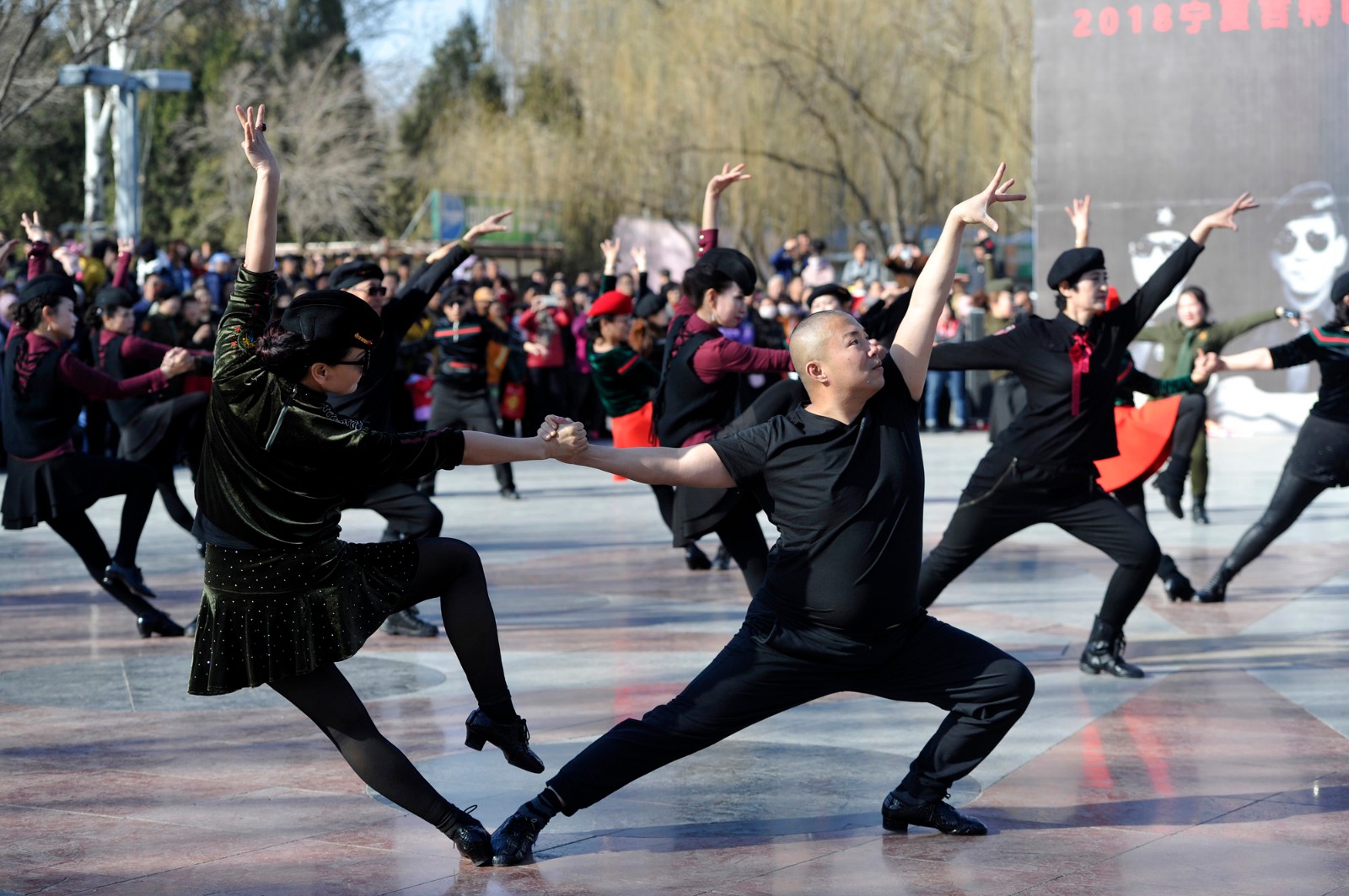 宁夏千名大妈跳水兵舞庆"三八"