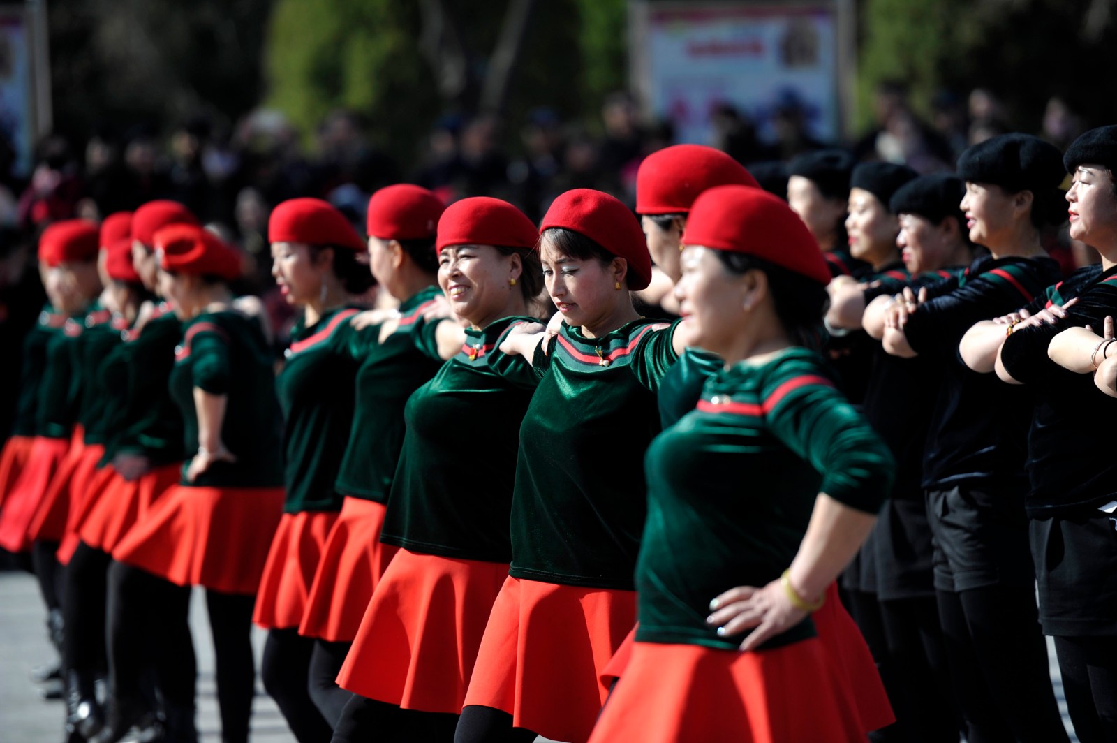 图为大妈们正在表演水兵舞庆祝自己的节日——三八国际妇女节.