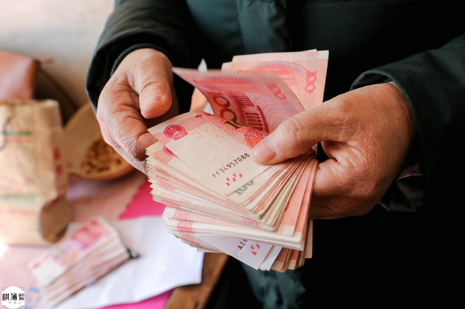 城里老板带30万元到农村挨家送,农民:赚大了