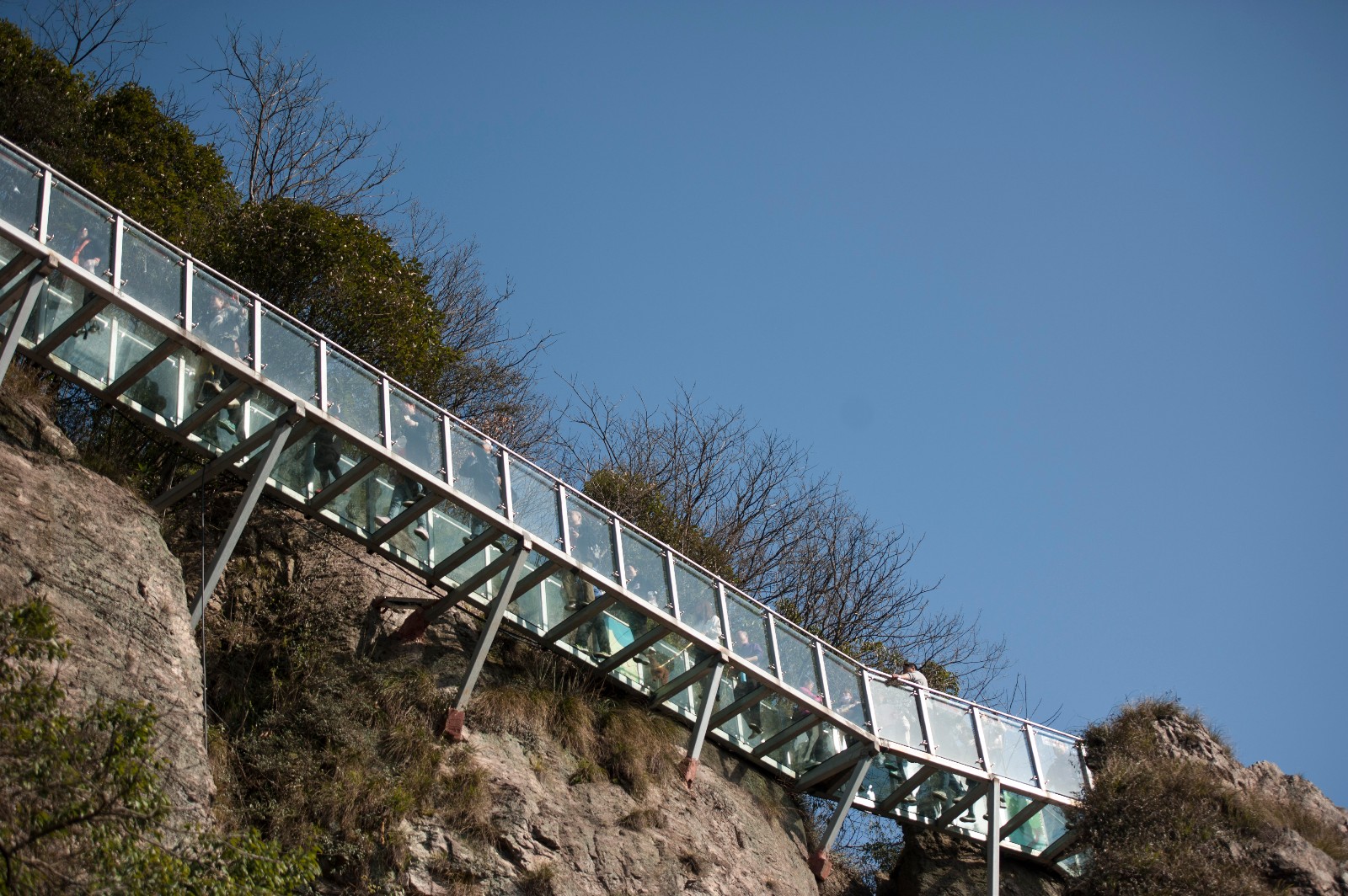 安徽芜湖:马仁奇峰飞龙玻璃桥景区游客火爆