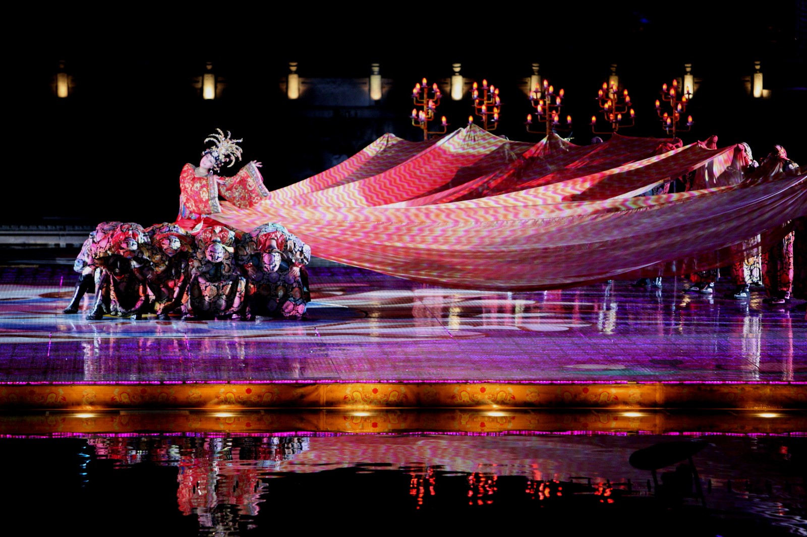 全国唯一的历史实景歌舞剧《长恨歌》使夜晚的华清宫更加梦幻美丽