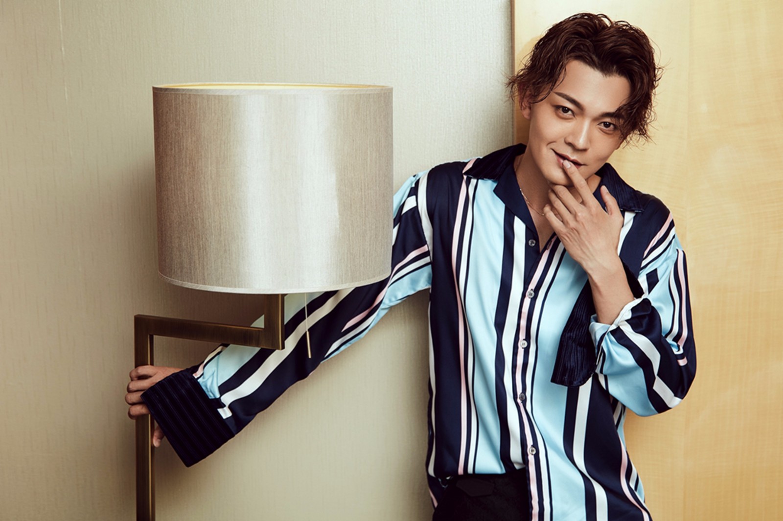 闫肃日系格调大片玩味迷人 诠释熟男进阶之路