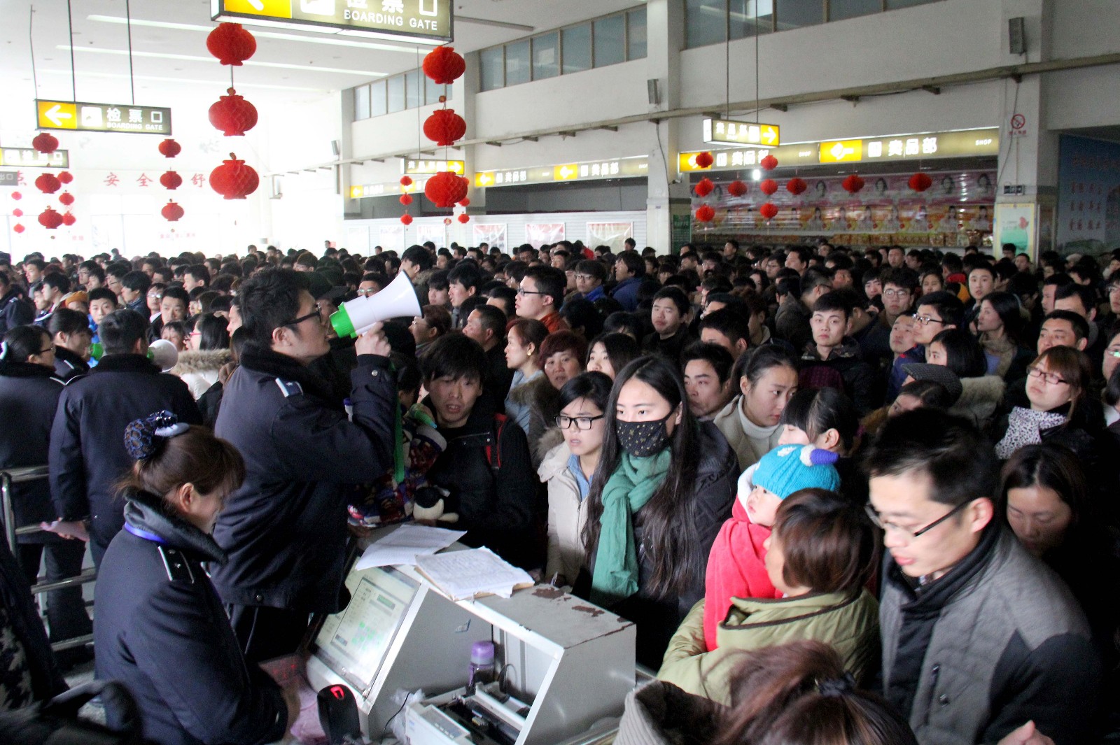 2018春运第一天车站内返乡的都是农民工 一年没回家了想家心切