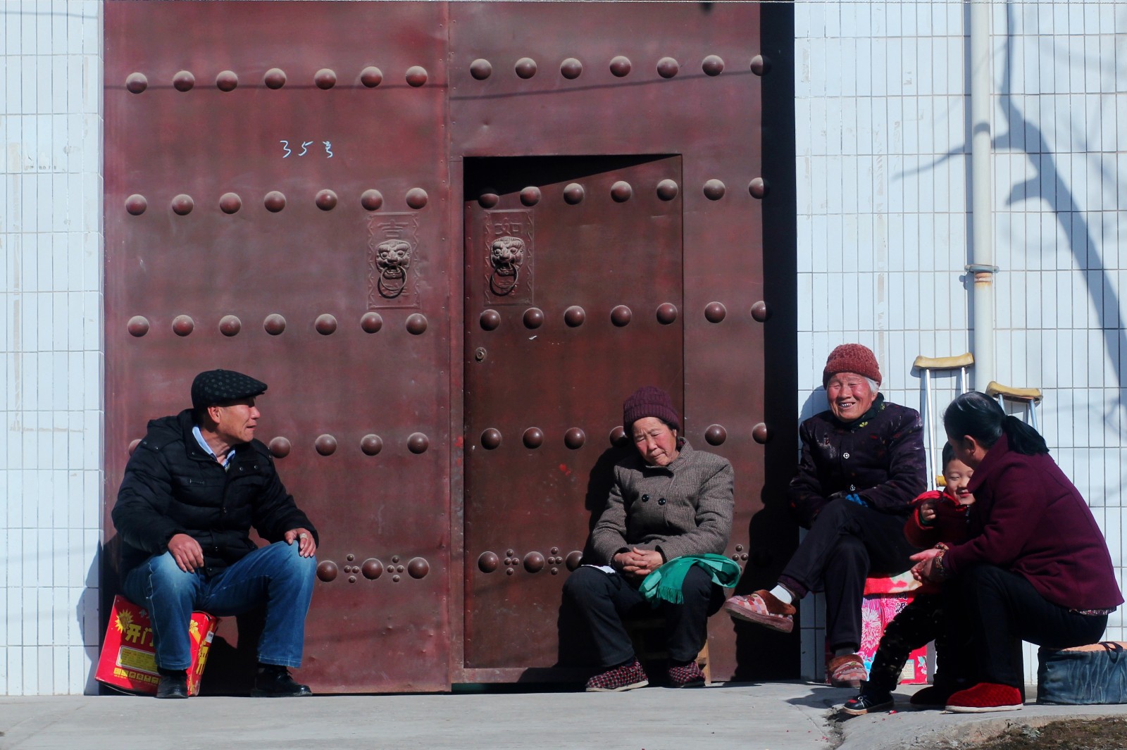 关中农村腊月,老人扎堆聊天晒太阳盼儿归