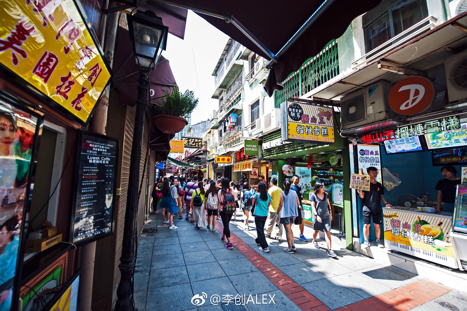 官也街是澳门的一条老街现在主要是手信和小吃聚集的地方