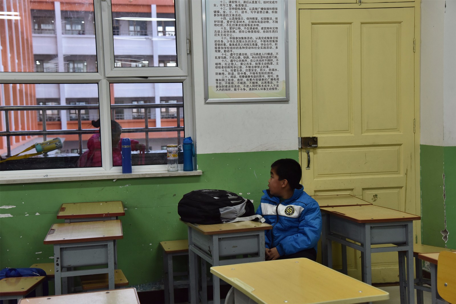 而王一超只能眼巴巴的看着同学们一个个欢快的跑出教室.