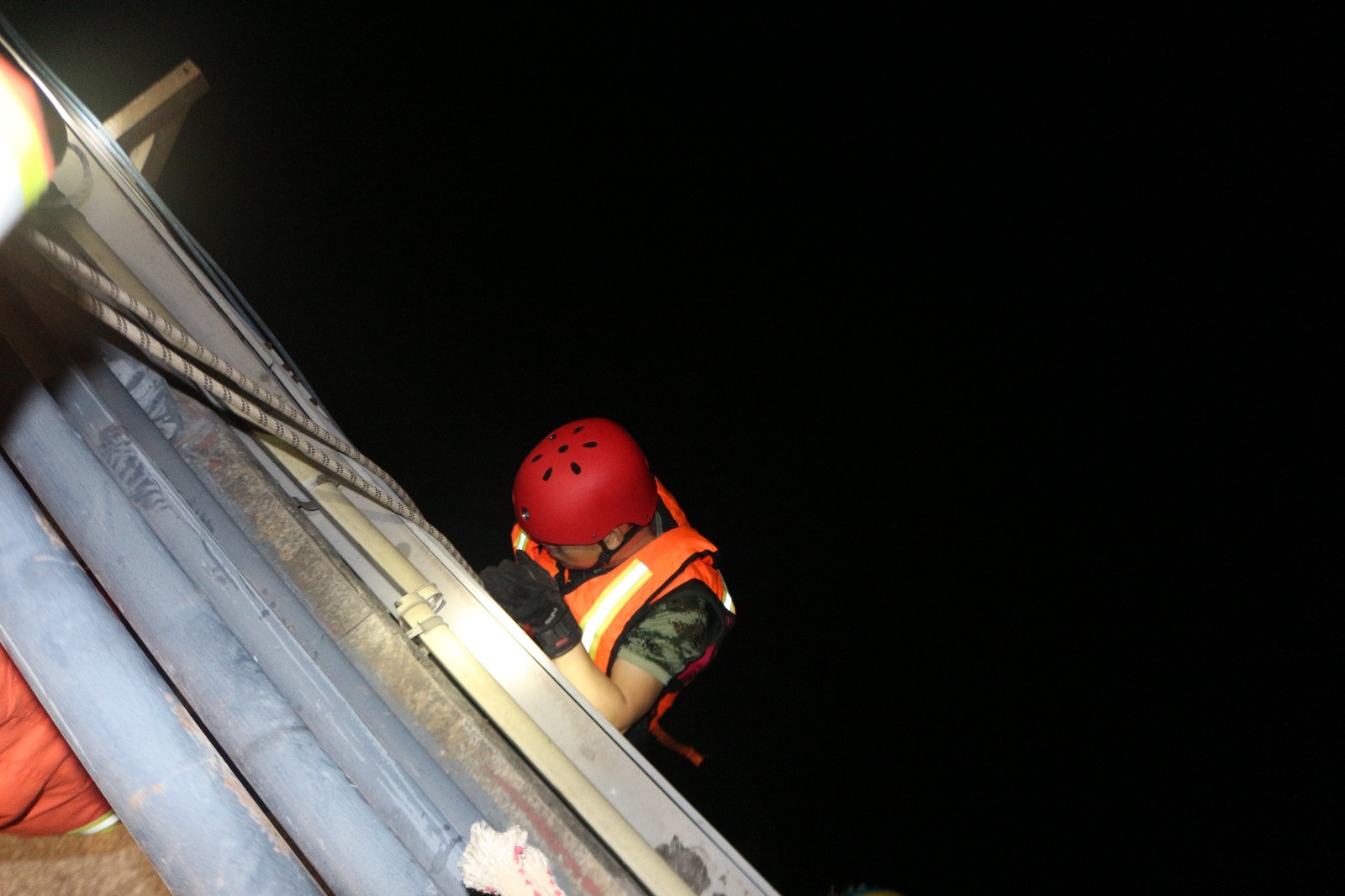 12月3日凌晨4时21分,达州市消防指挥中心接.