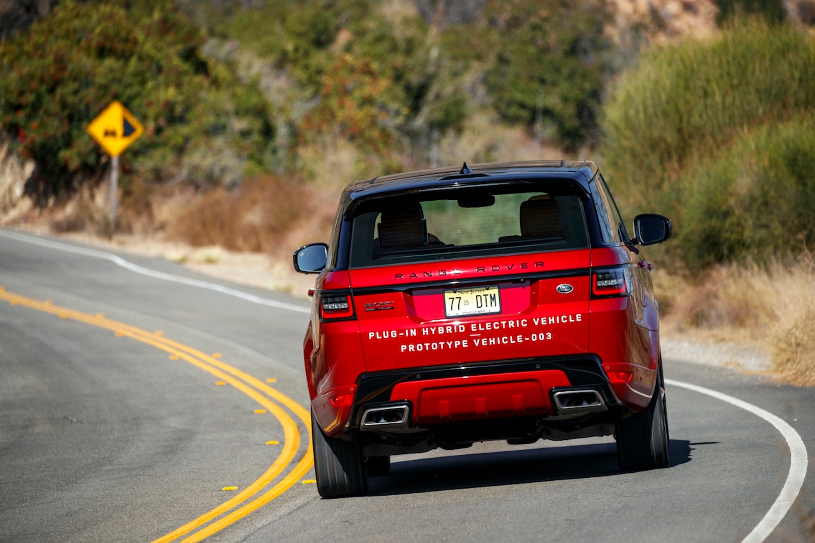 p400e是揽胜的第一辆混合动力suv