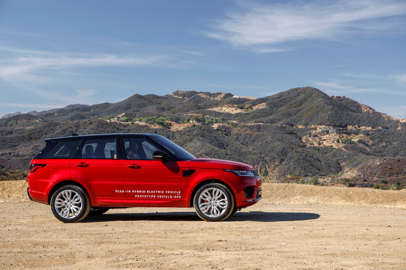 p400e是揽胜的第一辆混合动力suv