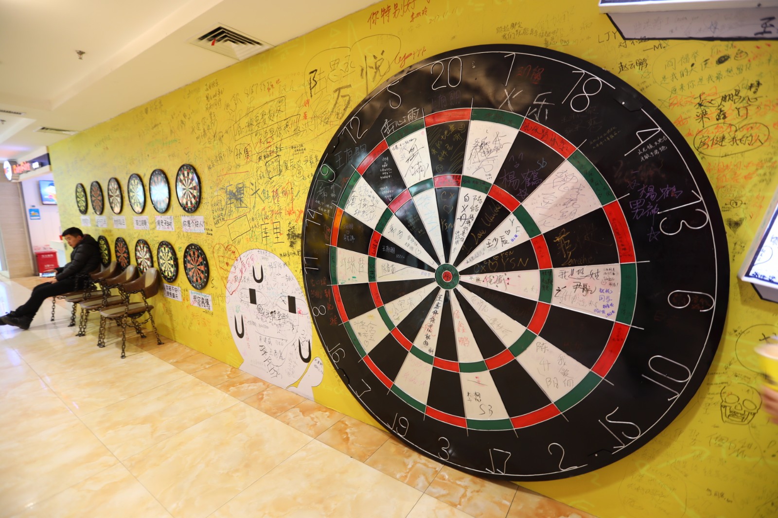 涂鸦墙成发泄墙 写满00后的心里话