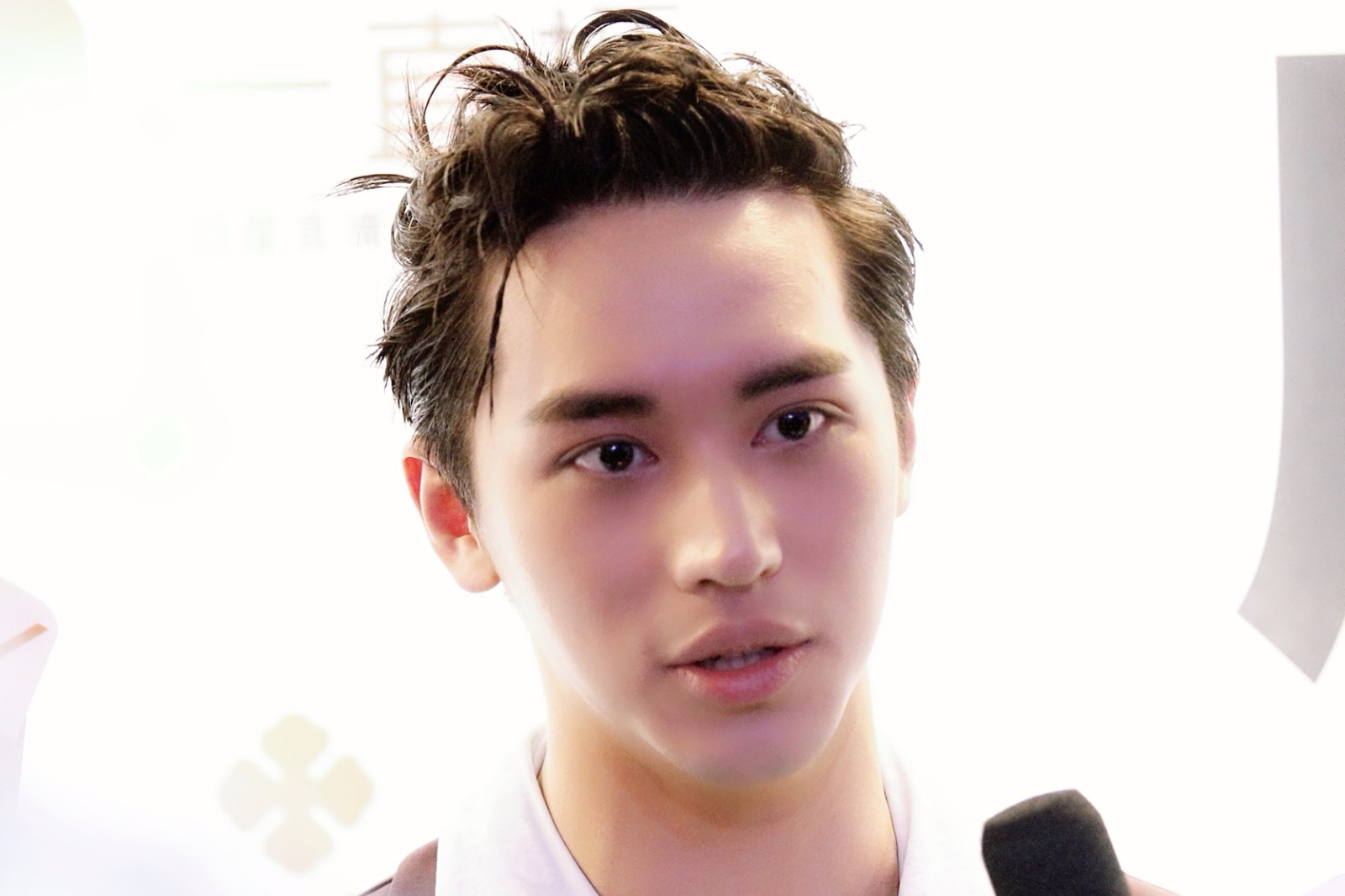 帅得发光的额头美貌许魏洲酷炫新发型惊艳全场