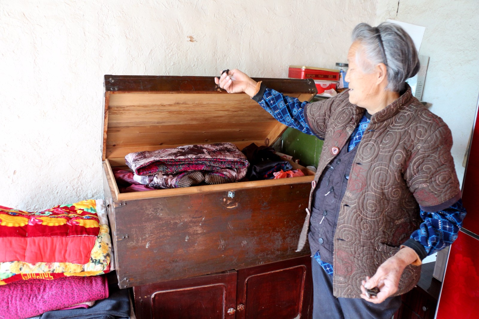 马奶奶在当地政府的帮助下已经盖了几间新房屋,目前缺资金室内还未