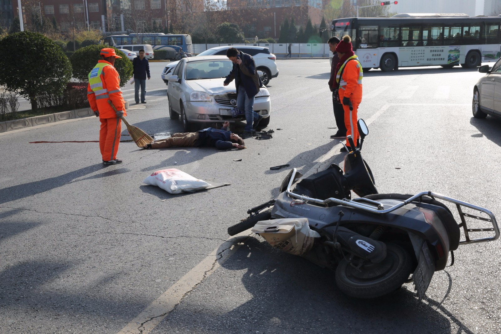 汽车撞人后红色防冻液泄露 引起虚惊一场