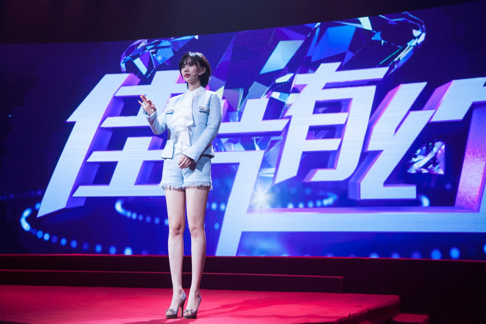 梁缘惊艳亮相《佳片有约》 造型清丽有格调