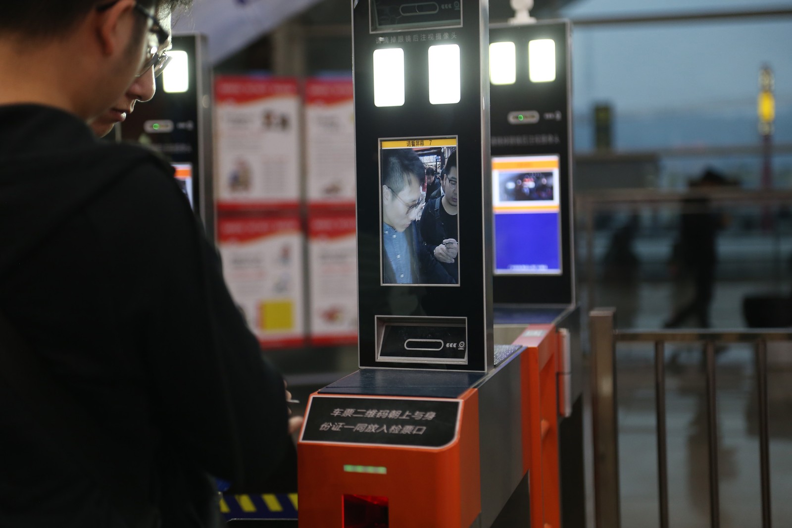 火车站春运提前进入刷脸进站 旅客现场体验称很神奇