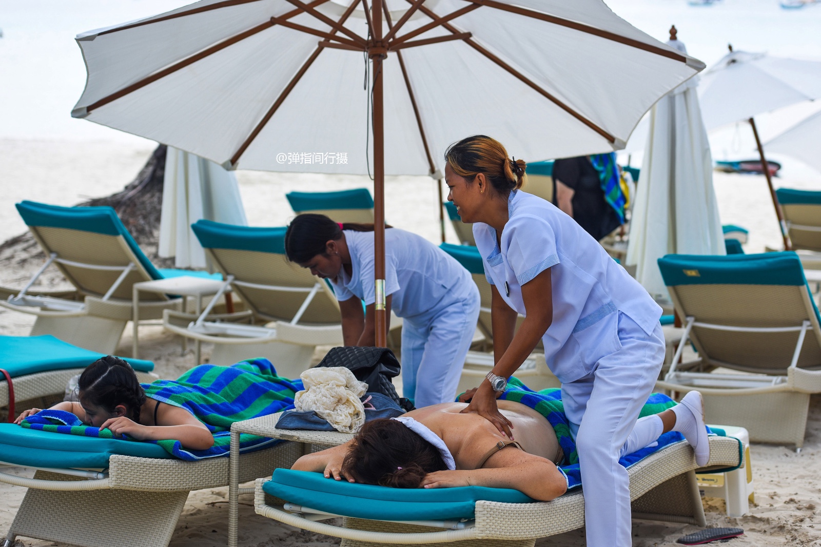 菲律宾长滩岛洋妞在晒日美黑东方妞则在比基尼堆中撑伞你怎么看