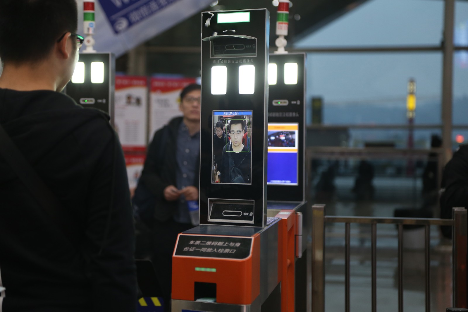 火车站春运提前进入刷脸进站 旅客现场体验称很神奇