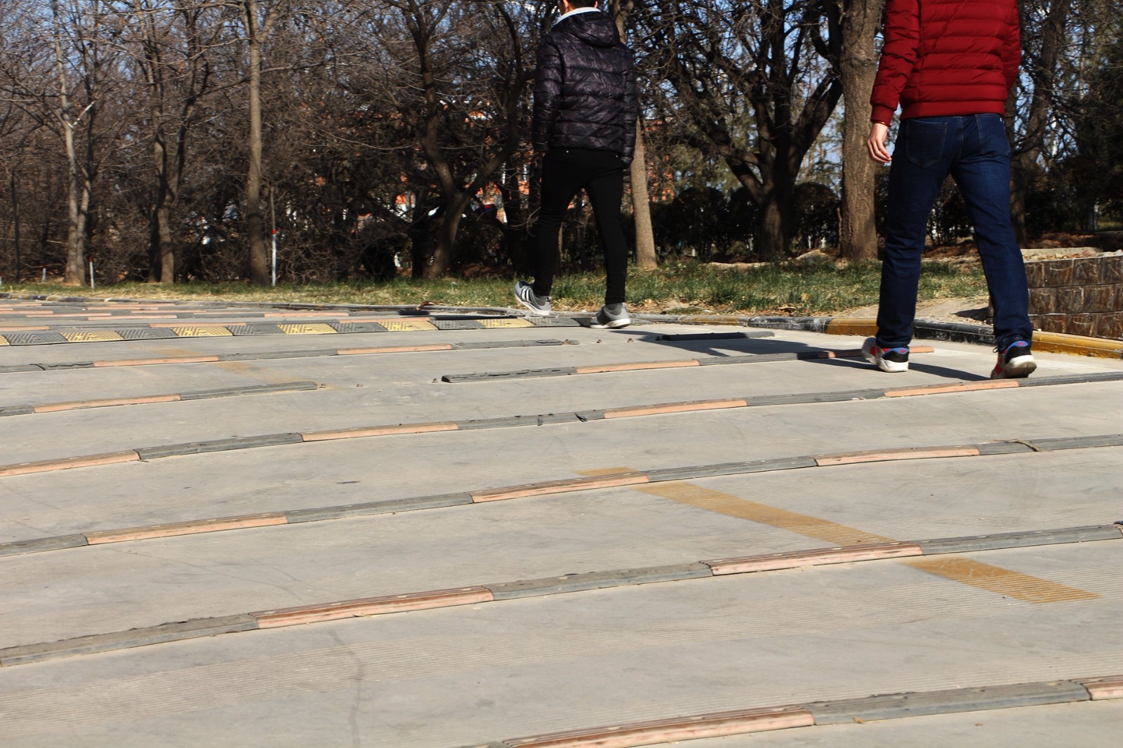 最强搓板路,150米铺41条减速带,最小距离仅一米