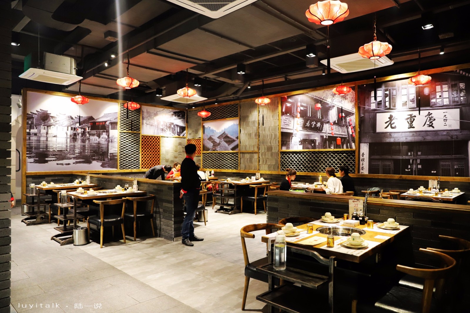 从太安门吃到临江门用霸王牛肉帝王蟹肉棒烫火锅重温重庆味道