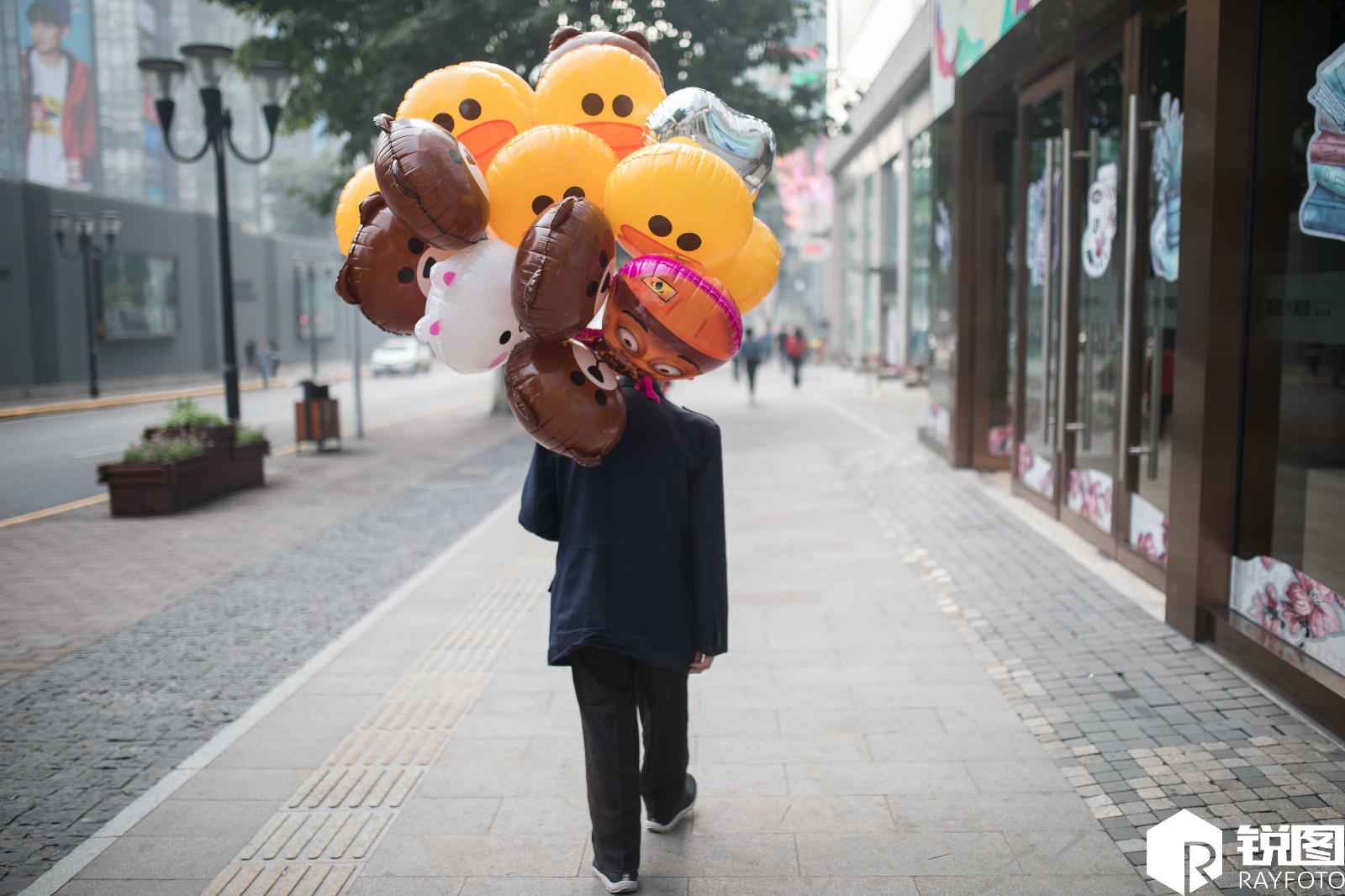 老人靠卖气球养活自己,路人:比跪在马路边要钱的人更值得尊敬_新浪