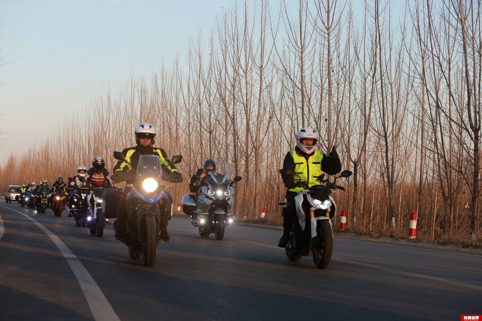 60多名机车爱好者集体骑行 场面拉风|摩托车|骑行|爱好者_新浪网