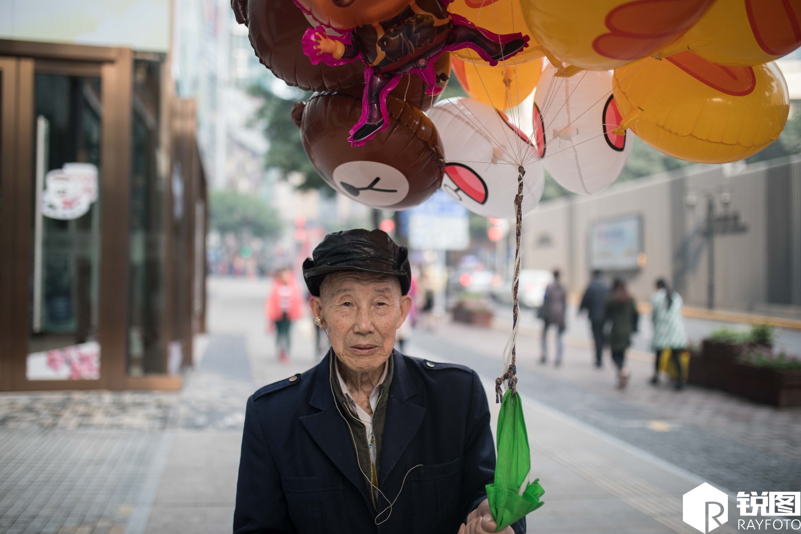 老人靠卖气球养活自己,路人:比跪在马路边要钱的人更值得尊敬_新浪