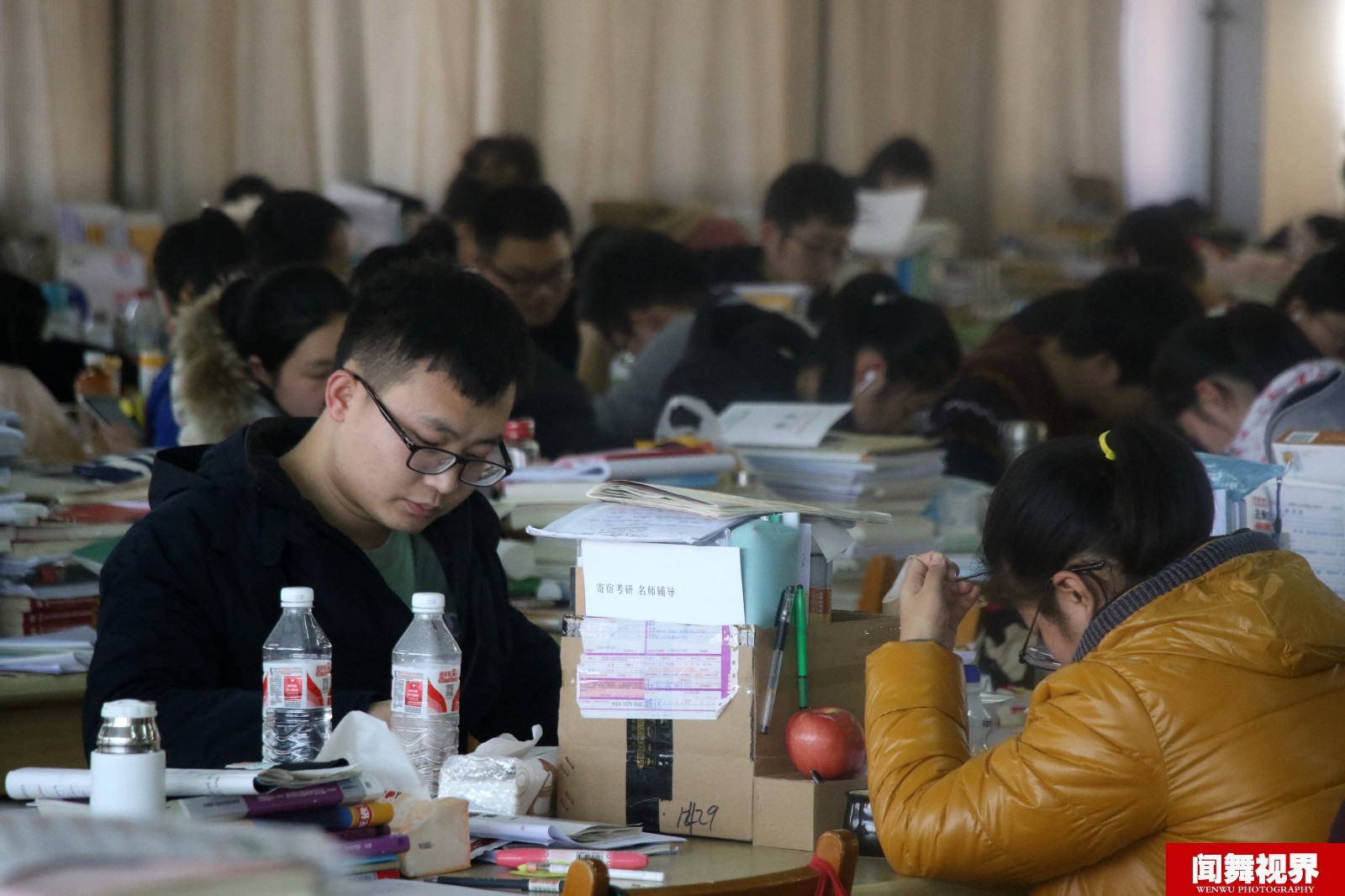 2018考研在即 大学生走廊守暖气苦读冲刺