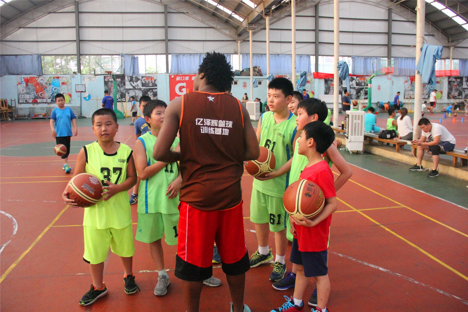 亿泽辉体育,中国青少年篮球培训行业领导品牌