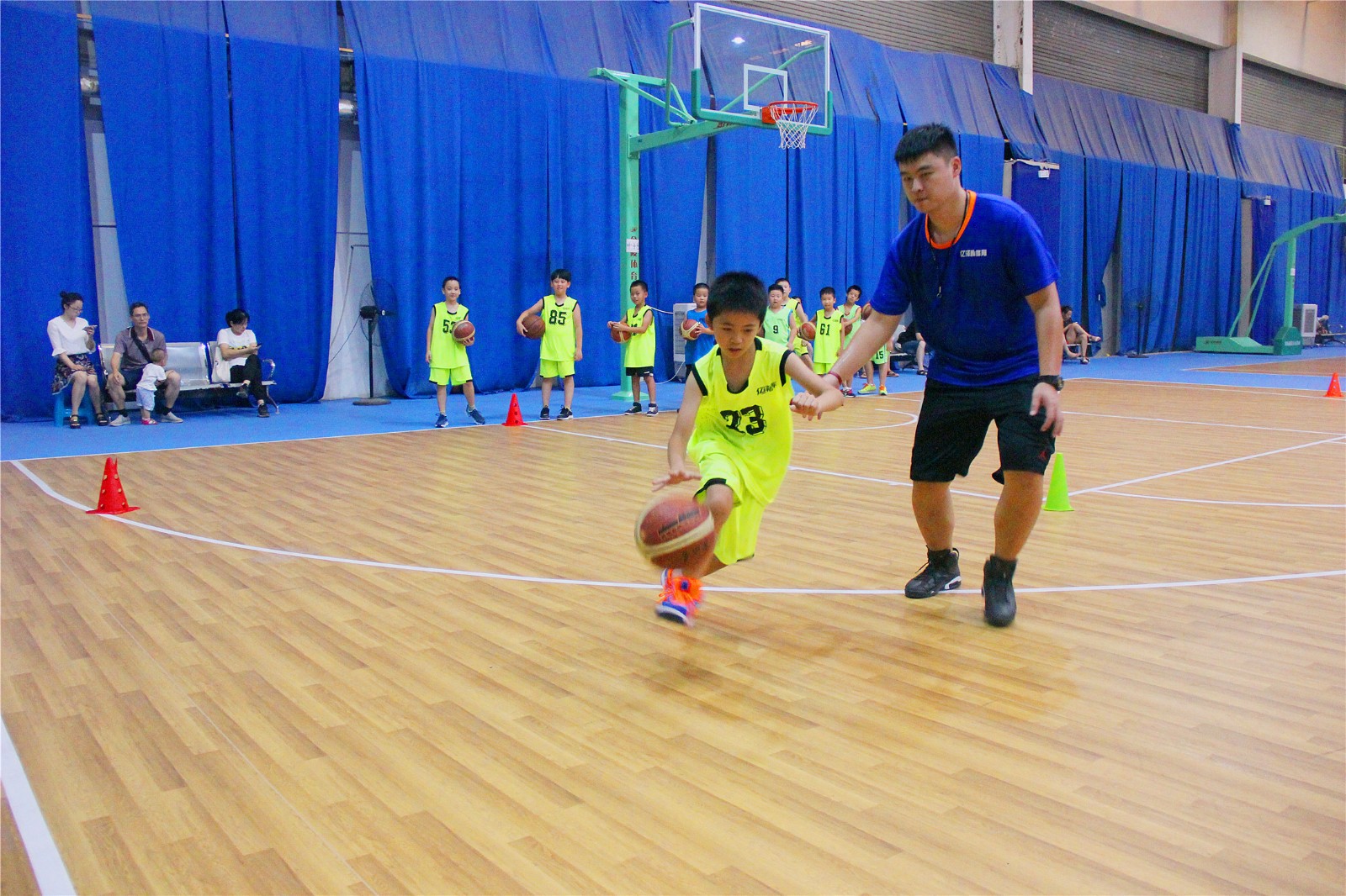 亿泽辉体育,中国青少年篮球培训行业领导品牌