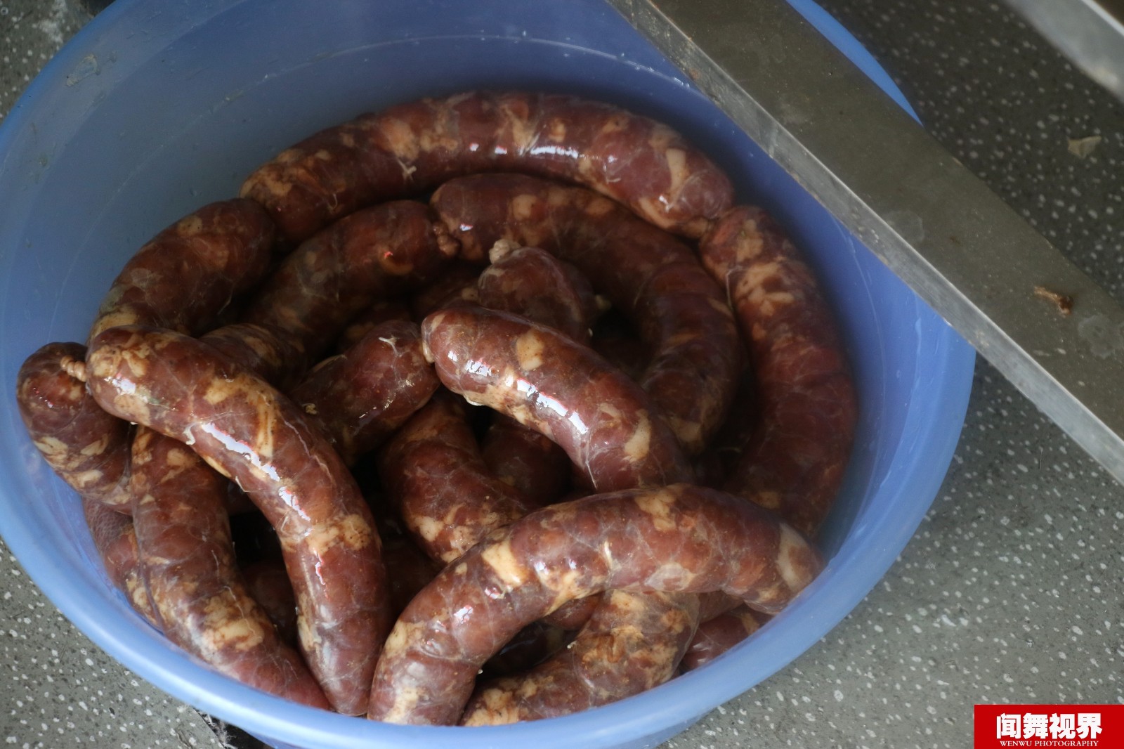 农村土法灌香肠4元1斤加工费日赚1000多元
