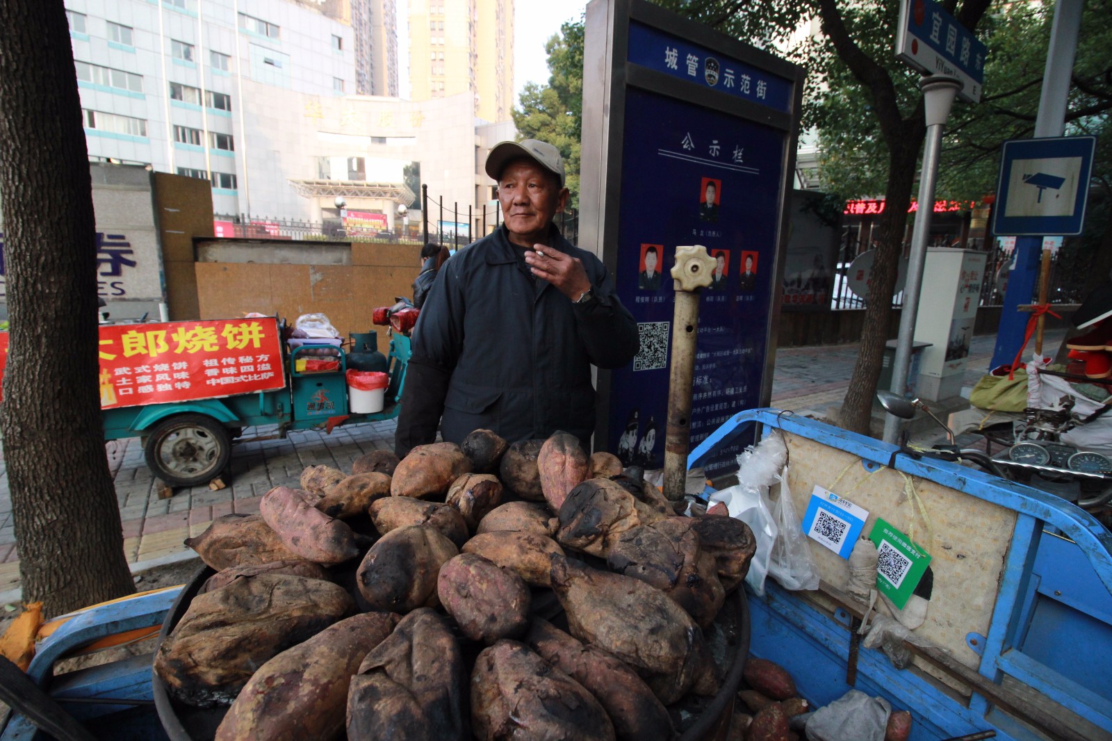 64岁丧偶老人街头卖烤红薯 不只为了财务自由